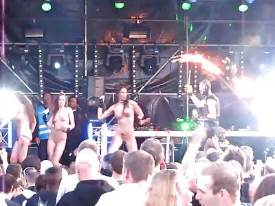Съблича приятелката bilgarsko porno си.