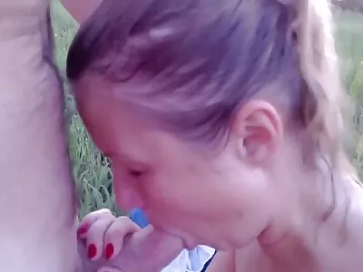 Разкъсва върха българско порно на зряла кучка в чорапи.